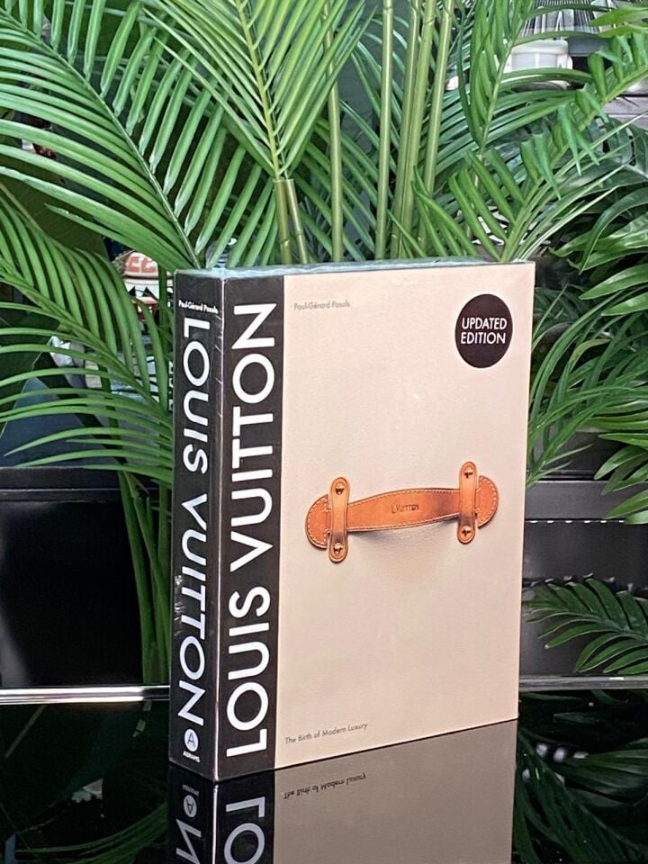 Louıs Vuıtton THE BIRTH OF MODERN LUXURY (32*25*5)