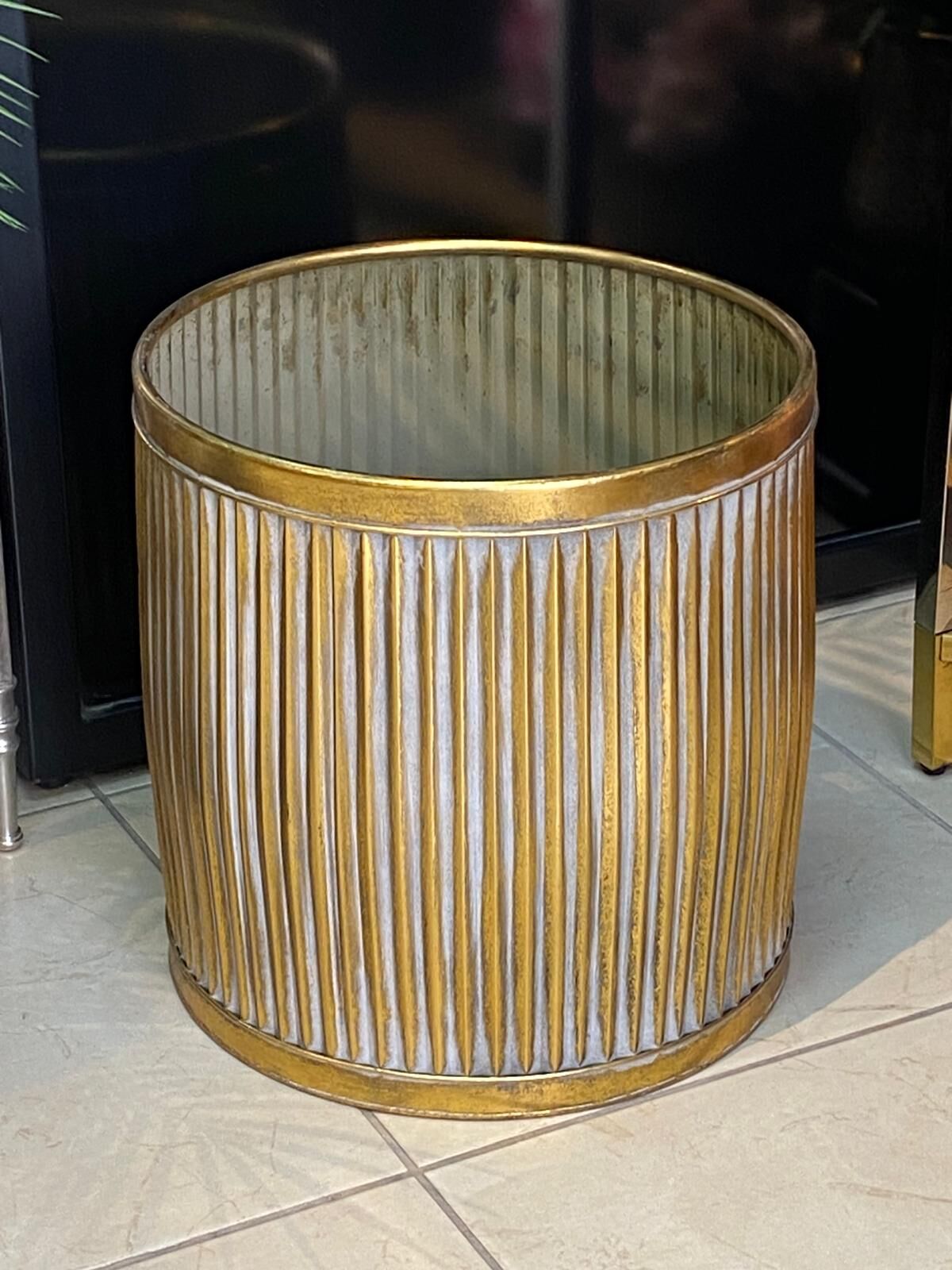 Metal Saksı y:41 cm g:40 cm