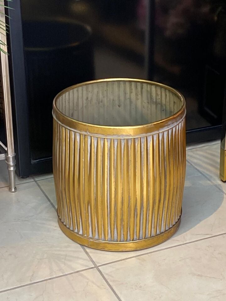 Metal Saksı y:36 cm g:35 cm