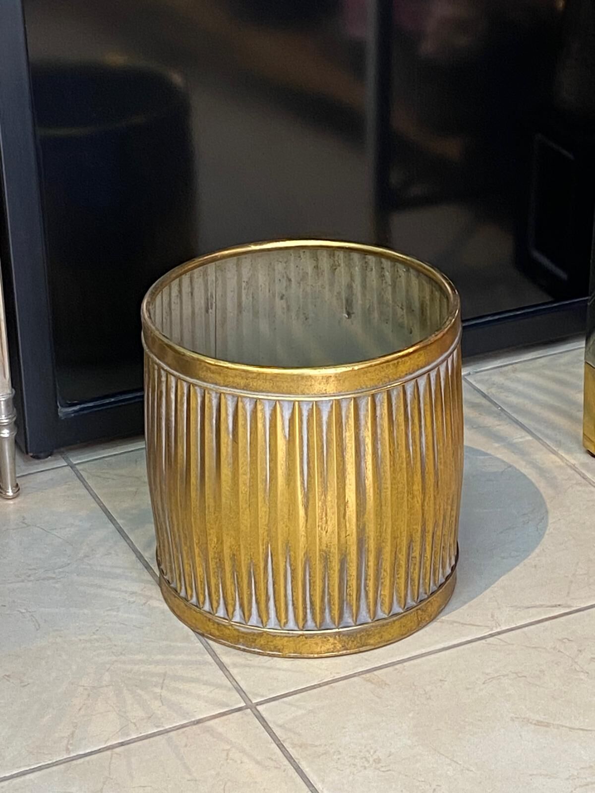 Metal Saksı y:31 cm g:30cm